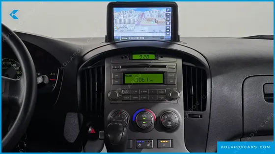 HYUNDAI STAREX 5-SEATER VAN