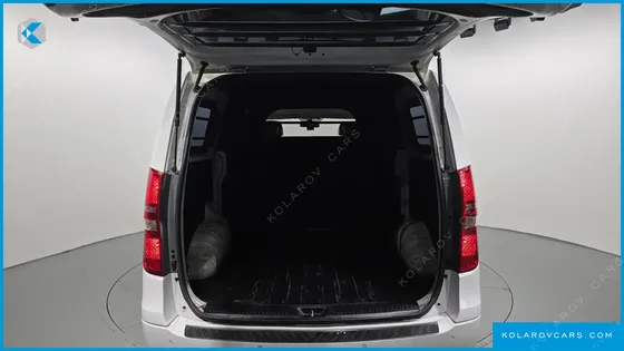 HYUNDAI STAREX 5-SEATER VAN