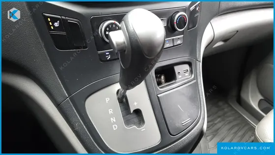 HYUNDAI STAREX 5-SEATER VAN