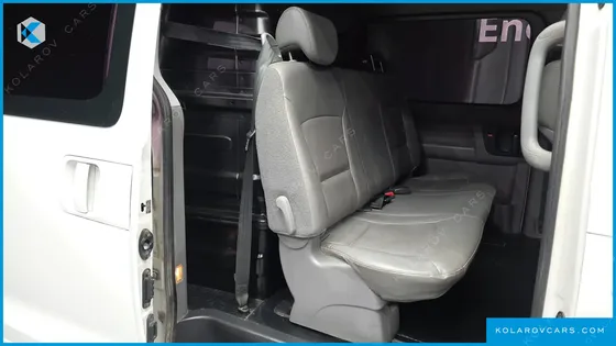 HYUNDAI STAREX 5-SEATER VAN