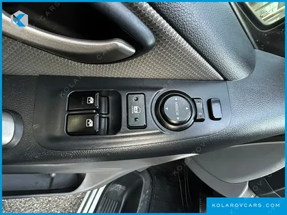 HYUNDAI STAREX 5-SEATER VAN