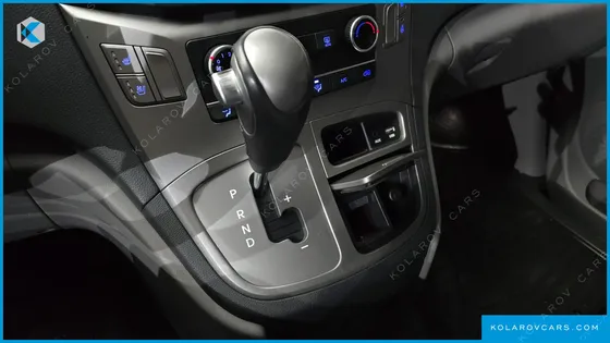 HYUNDAI STAREX 5-SEATER VAN