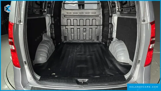 HYUNDAI STAREX 5-SEATER VAN