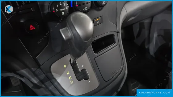 HYUNDAI STAREX 5-SEATER VAN