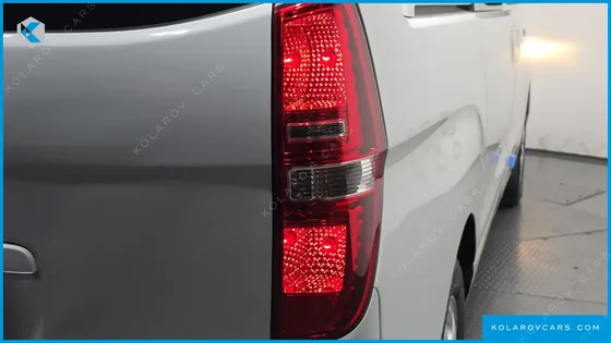 HYUNDAI STAREX 5-SEATER VAN