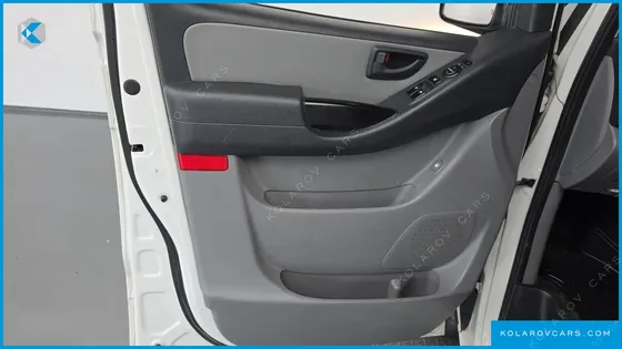 HYUNDAI STAREX 5-SEATER VAN