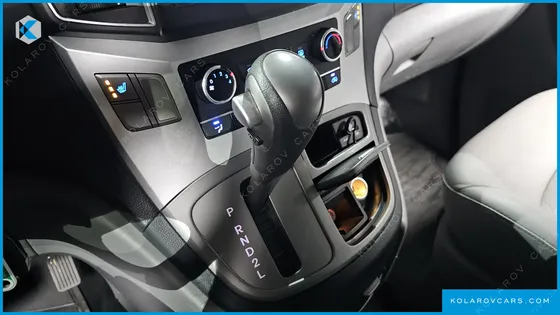 HYUNDAI STAREX 5-SEATER LPI VAN