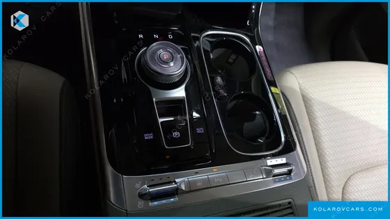 KIA CARNIVAL GASOLINE 7-SEATER HI-LIMOUSINE
