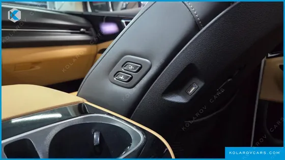 KIA CARNIVAL GASOLINE 7-SEATER SIGNATURE