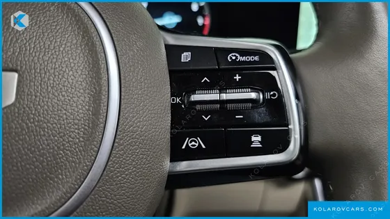 KIA CARNIVAL GASOLINE 7-SEATER SIGNATURE