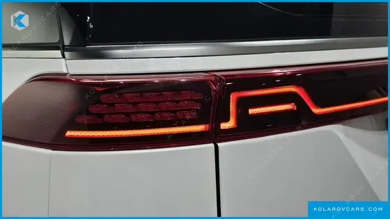 KIA CARNIVAL GASOLINE 7-SEATER SIGNATURE