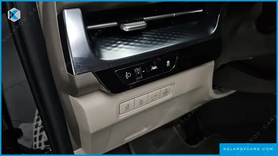 KIA CARNIVAL GASOLINE 7-SEATER HI-LIMOUSINE