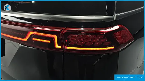 KIA CARNIVAL GASOLINE 7-SEATER HI-LIMOUSINE