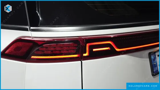 KIA CARNIVAL GASOLINE 9-SEATER HI-LIMOUSINE