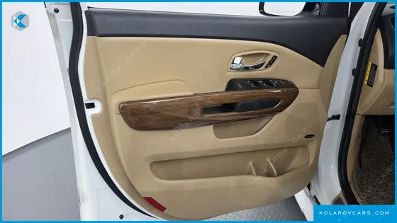 KIA CARNIVAL 7-SEATER HI-LIMOUSINE