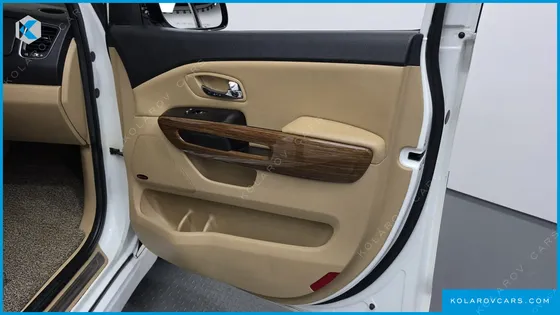 KIA CARNIVAL 7-SEATER HI-LIMOUSINE