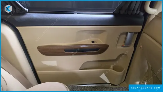 KIA CARNIVAL GASOLINE 9-SEATER HI-LIMOUSINE