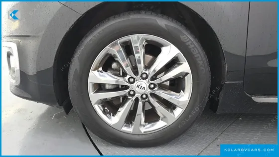 KIA CARNIVAL 9-SEATER PRESTIGE