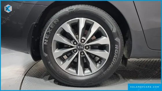 KIA CARNIVAL 11-SEATER NOBLESSE
