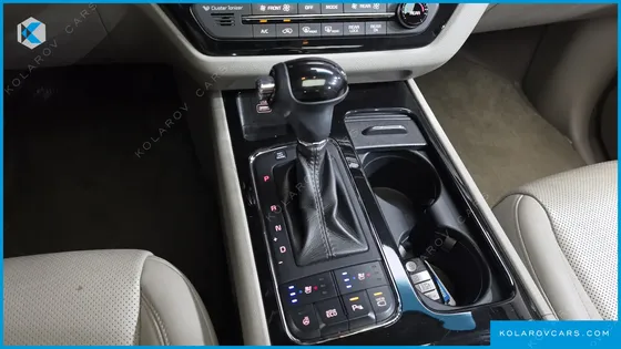 KIA CARNIVAL 9-SEATER NOBLESSE