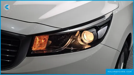 KIA CARNIVAL 11-SEATER LUXURY