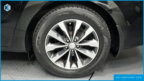 KIA CARNIVAL 9-SEATER LUXURY
