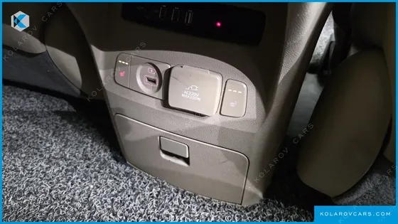 KIA CARNIVAL 9-SEATER HI-LIMOUSINE
