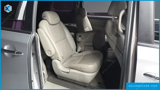 KIA CARNIVAL 11-SEATER OUTDOOR