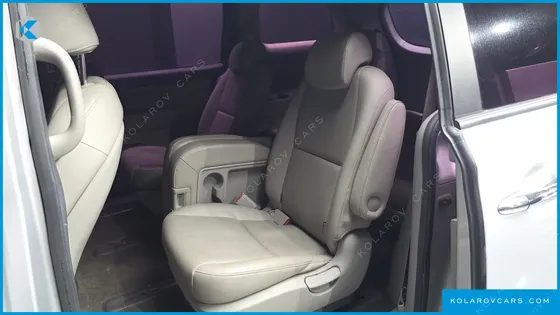 KIA CARNIVAL 11-SEATER OUTDOOR