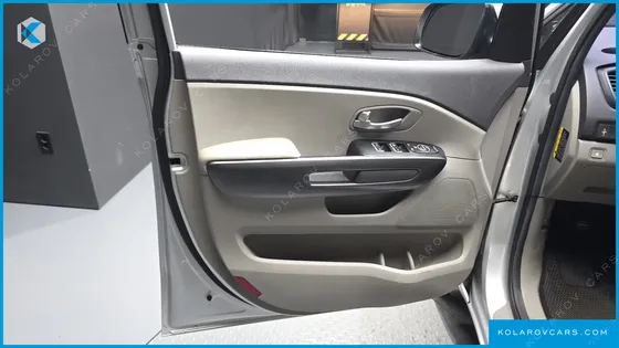 KIA CARNIVAL 11-SEATER OUTDOOR