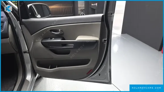 KIA CARNIVAL 11-SEATER OUTDOOR