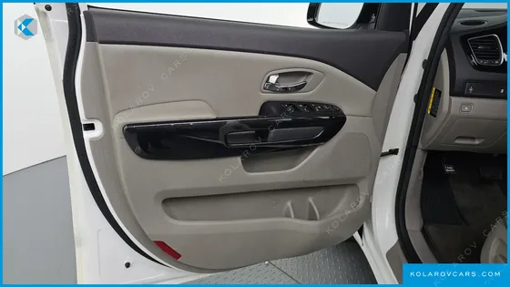 KIA CARNIVAL 9-SEATER PRESTIGE