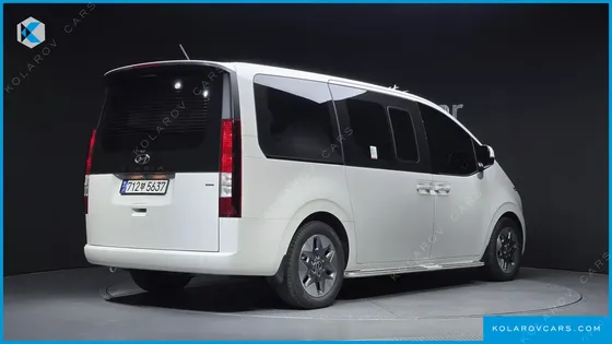 HYUNDAI STARIA 4WD TOURER 11-SEATER