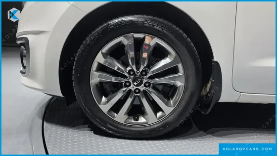 KIA CARNIVAL 9-SEATER NOBLESSE