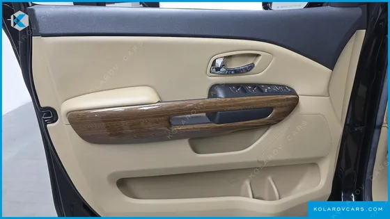 KIA CARNIVAL 9-SEATER HI-LIMOUSINE