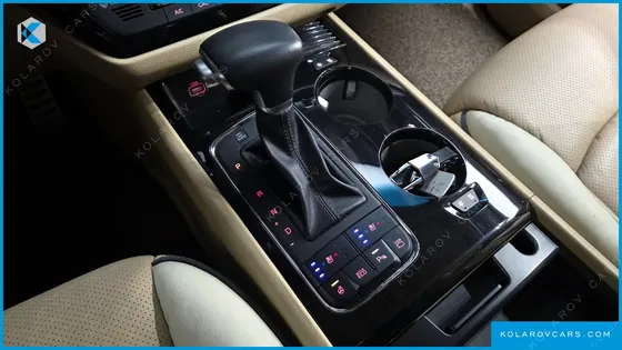 KIA CARNIVAL GASOLINE 9-SEATER HI-LIMOUSINE
