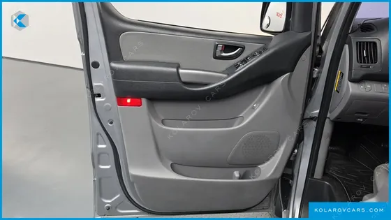 HYUNDAI STAREX VAN 3-SEATER