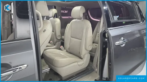 KIA CARNIVAL 9-SEATER PRESTIGE