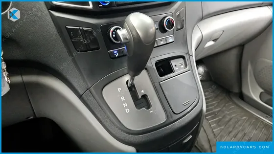 HYUNDAI STAREX VAN 3-SEATER
