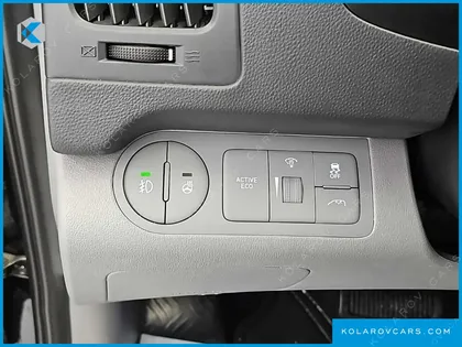 HYUNDAI STAREX VAN 5-SEATER