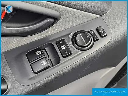 HYUNDAI STAREX VAN 5-SEATER