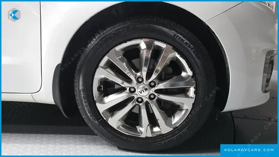 KIA CARNIVAL 9-SEATER PRESTIGE