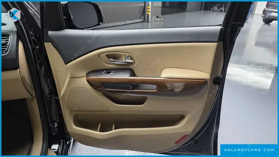 KIA CARNIVAL 9-SEATER HI-LIMOUSINE