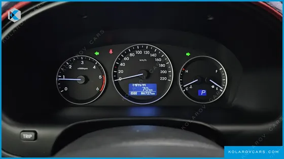 HYUNDAI STAREX VAN 5-SEATER