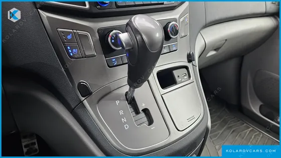 HYUNDAI STAREX VAN 5-SEATER