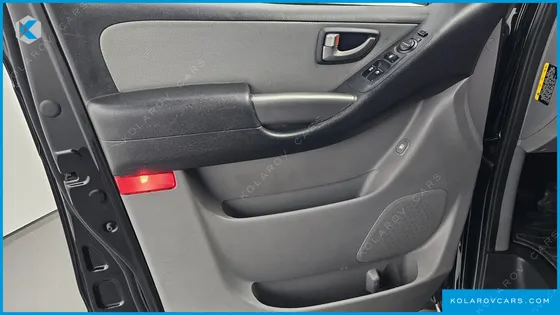 HYUNDAI STAREX VAN 5-SEATER