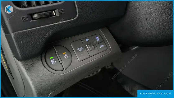 HYUNDAI STAREX VAN 5-SEATER