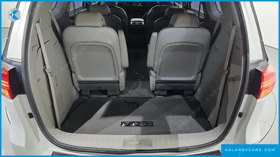 KIA CARNIVAL 9-SEATER LUXURY