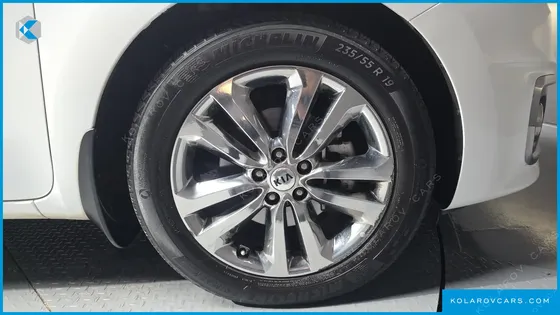 KIA CARNIVAL 9-SEATER NOBLESSE
