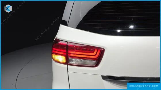KIA CARNIVAL 9-SEATER NOBLESSE